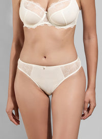 May Naturel Brief
