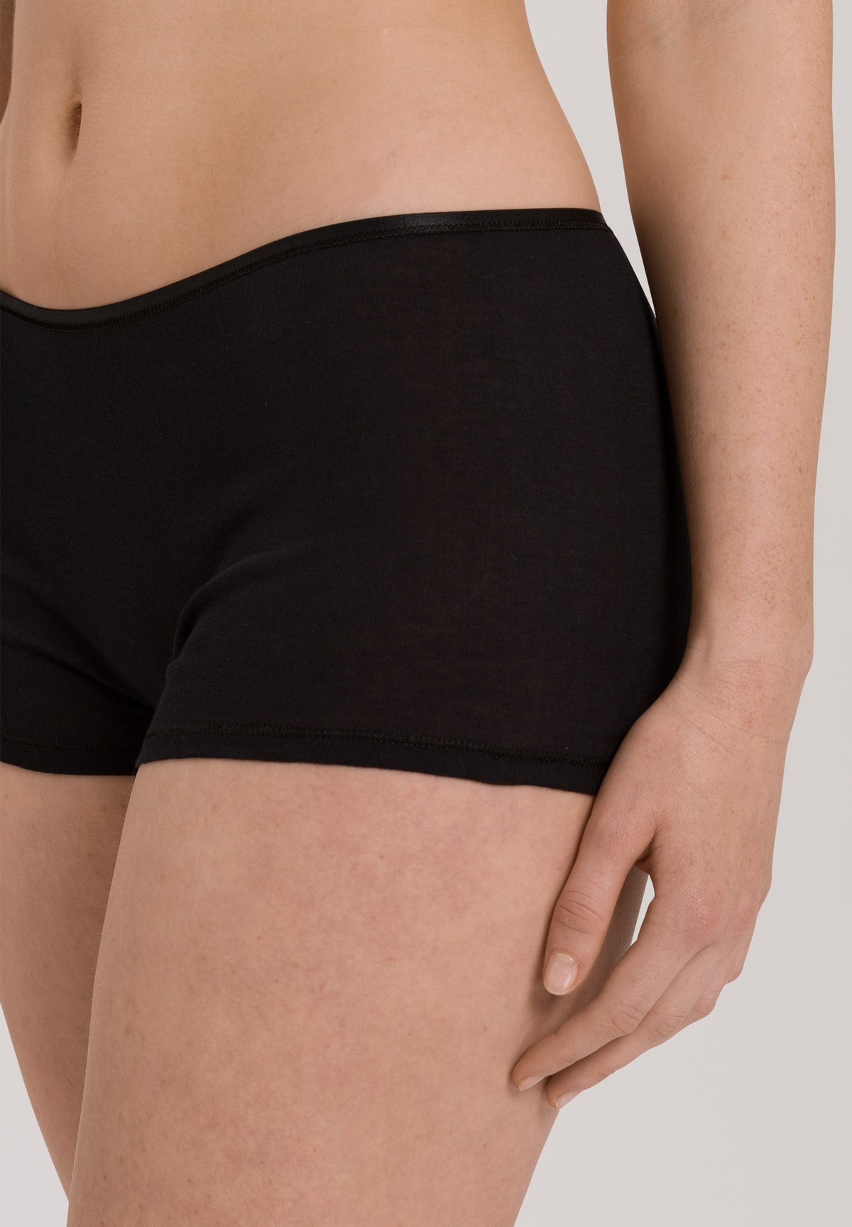 Cotton Seamless Black Shortleg Pants