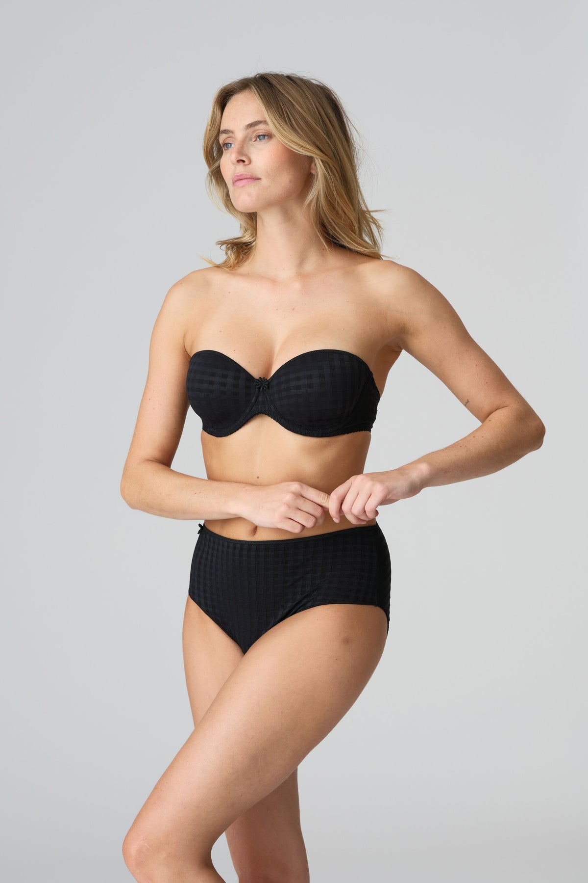 Avero Black Strapless Bra